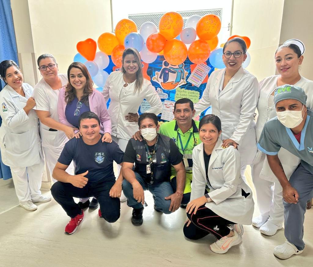 IESS_Manabi's tweet photo. El Centro de Salud C Materno Infantil y Emergencias Bahía realizó una jornada por la #SeguridaddelPaciente, donde se socializaron medidas de prevención para el cuidado de enfermos hospitalizados y con alta médica.🏥

Recuerda lavar tus 🤲🏼 antes de atender a un paciente. https://t.co/eAuGRIyJy9
