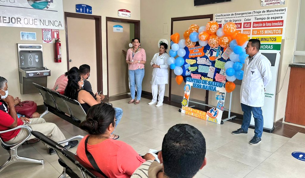 IESS_Manabi's tweet photo. El Centro de Salud C Materno Infantil y Emergencias Bahía realizó una jornada por la #SeguridaddelPaciente, donde se socializaron medidas de prevención para el cuidado de enfermos hospitalizados y con alta médica.🏥

Recuerda lavar tus 🤲🏼 antes de atender a un paciente. https://t.co/eAuGRIyJy9