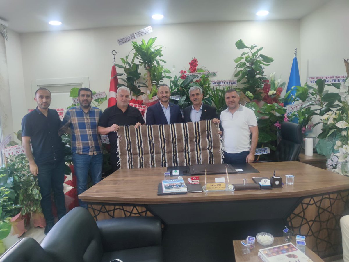 ak_murad's tweet photo. Geçmiş dönem siirt il Gençlik kolları başkanları olarak , Merkez ilçe Başkanlığına yeni atanan @hikmetekin56 başkanımızı makamında ziyaret ettik. Hayırlı olsun dileklerimizi ileterek, başkanımıza başarılar diledik.rabbim muvaffak eylesin inşallah 
@AvEkremOlgac @erkankandemir https://t.co/hHE0JxVvSJ