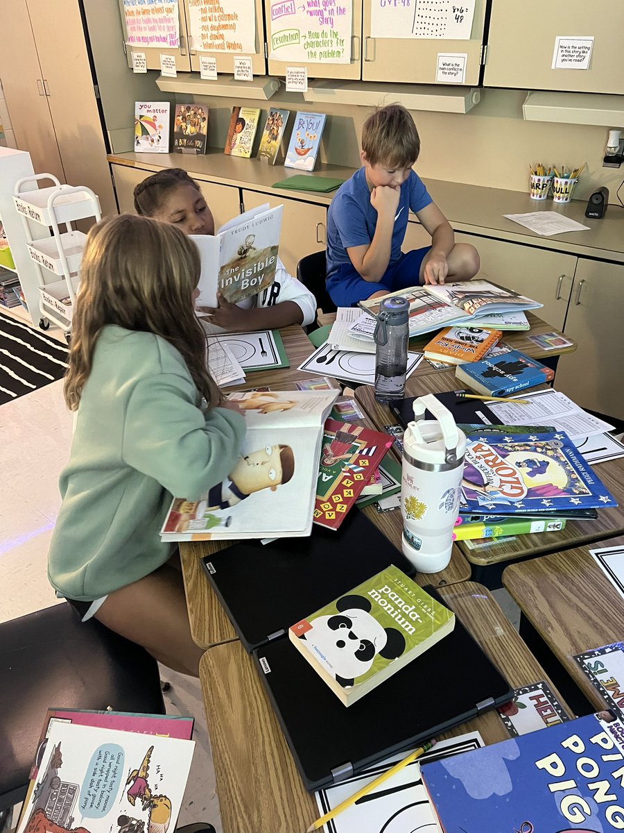 MrsSwarringim's tweet photo. StarBOOKS cafe in fourth grade today! ☕️💚 https://t.co/YMTrNtQi7X