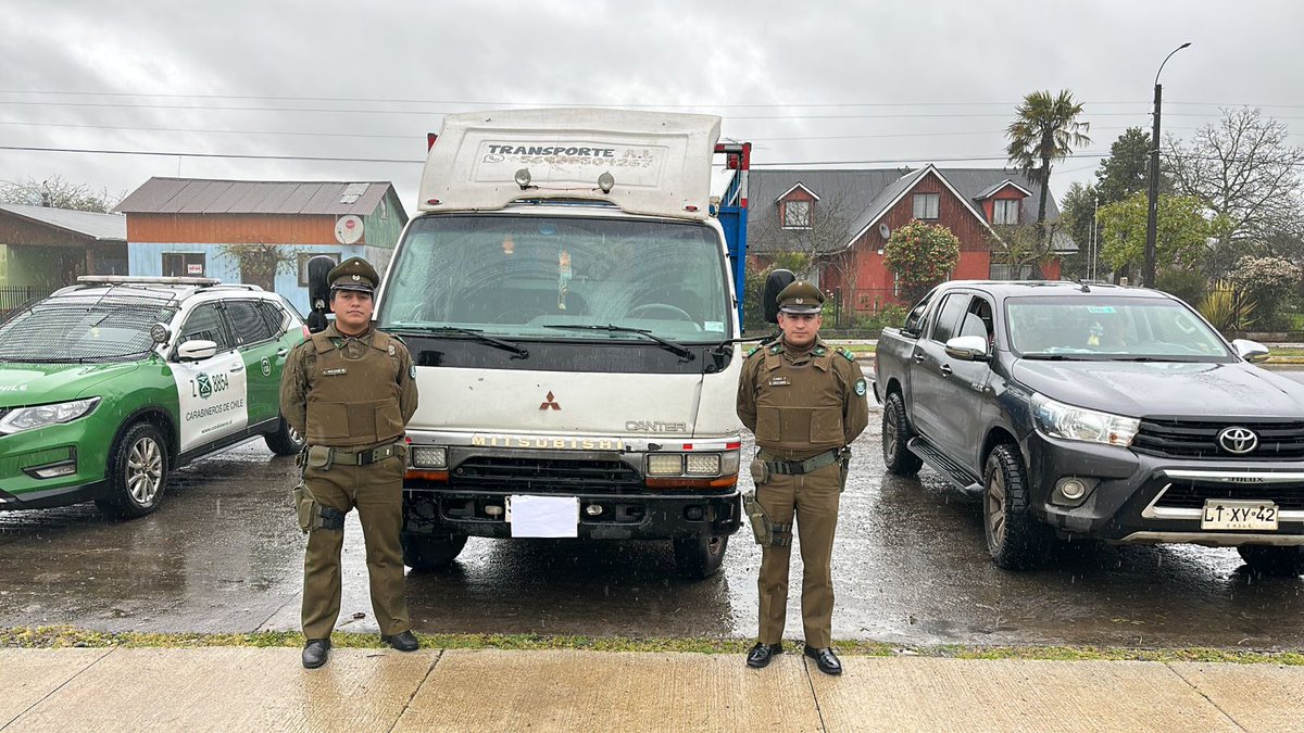 CarabAraucania's tweet photo. En medio de la labor preventiva por las #FiestasPatrias2023 Carabineros de la 5ª Comisaría #Pitrufquén en la ruta S-70 camino a #Comuy fiscalizan un camión que transportaba cinco vacunos cuyo conductor no pudo acreditar su origen legal procediendo a su detención. #OrdenyPatria https://t.co/yFgct5DxeK