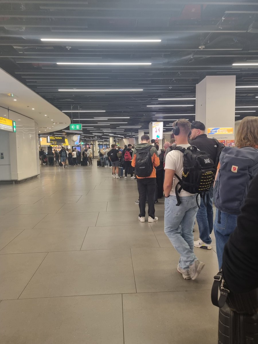 45 min wait at Amsterdam Airport for Non EU passports, NO queue for EU passports (because they can use the automatic barriers). Well done #Brexit voters! But didn't we take back control and didn't wet get our millions back for the NHS.