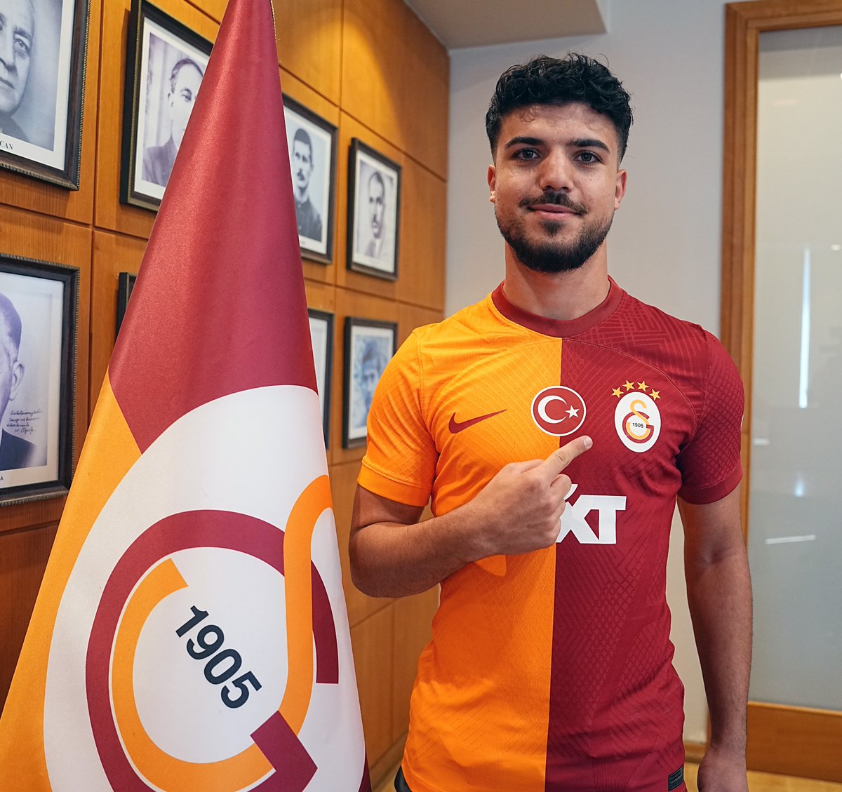 GalatasaraySK's tweet photo. ✍️ Eyüp Aydın Galatasaray'da! 💛❤️ https://t.co/wdZfg61t0E
