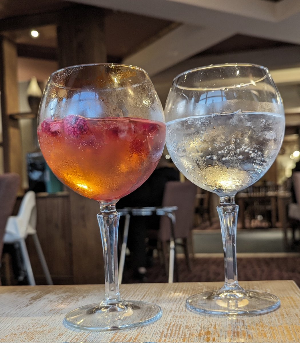 _Janet_'s tweet image. Last-night-of-holiday G&amp;amp;Ts. 🍸 

#holiday #ginandtonic #bombaysapphiregin #whitleyneillraspberrygin #cheers #roadtrip