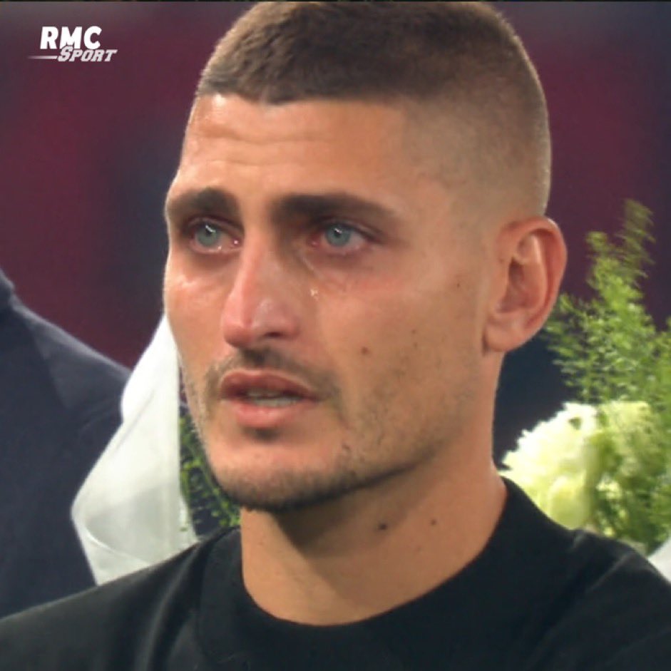 MediaParisien's tweet photo. 🥲 Mon fils : « Papa pourquoi tu pleures ? » 

« Non c’est rien, j’ai juste une poussière dans l’œil. »

#PSGOGCN https://t.co/o5BIhHg7gO