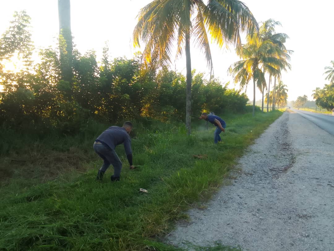 Participan trabajadores  de #ETTSS en trabajo voluntario para higienizar nuestro #Cabaiguán. #SanctiSpíritusEnMarcha Yuleisy Cancio Odelbis Carrazana