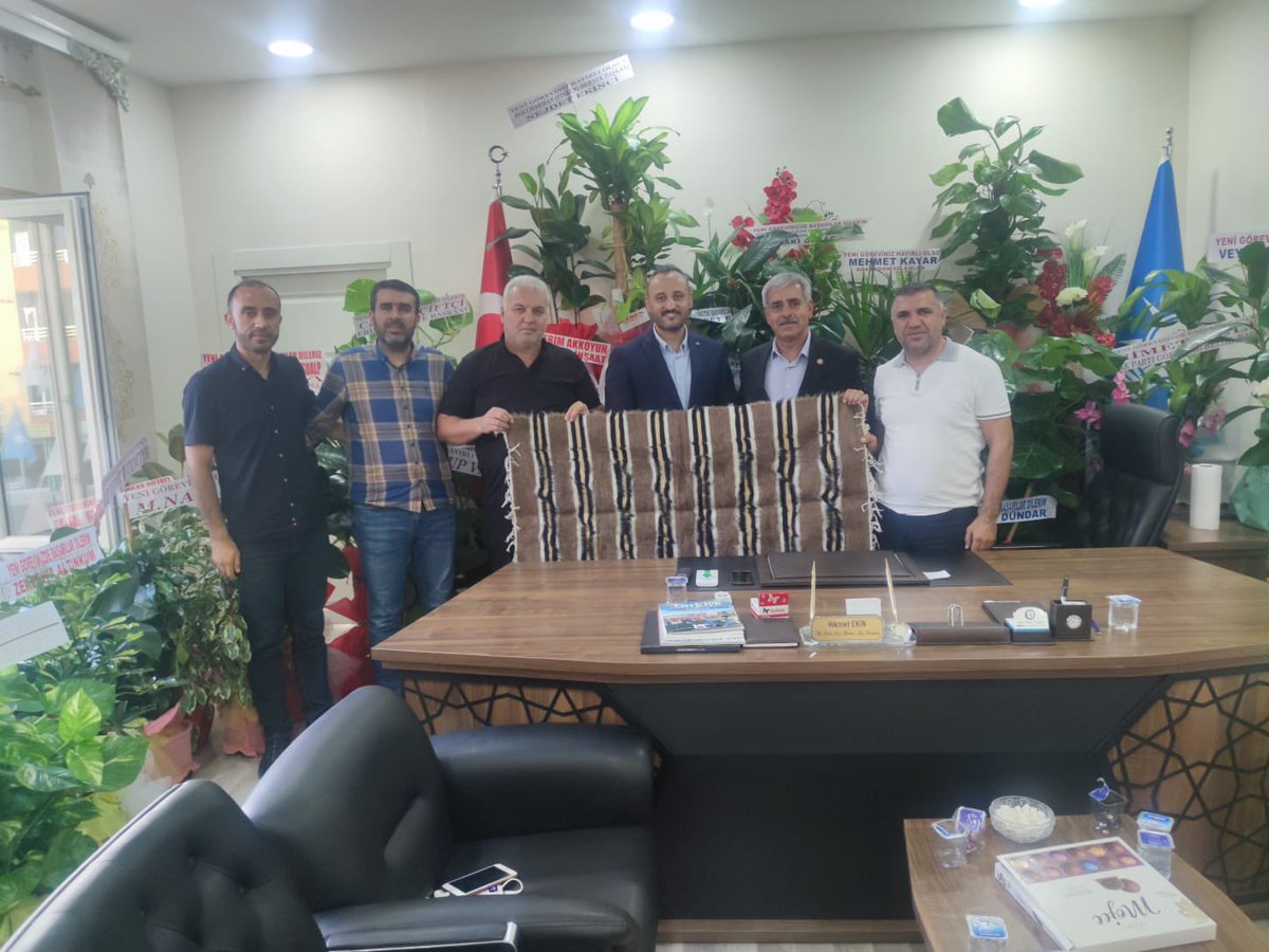 SadAdiguzel's tweet photo. Ak parti merkez ilçe başkanlığına seçilen Hikmet Ekin Başkanımıza eski gençlik kolları başkanlarımızla beraber hayırlı olsun ziyaretinde bulunduk kendisine yeni görevinde başarılar diler durmak yok yola devam. https://t.co/xcgCgrZtAy