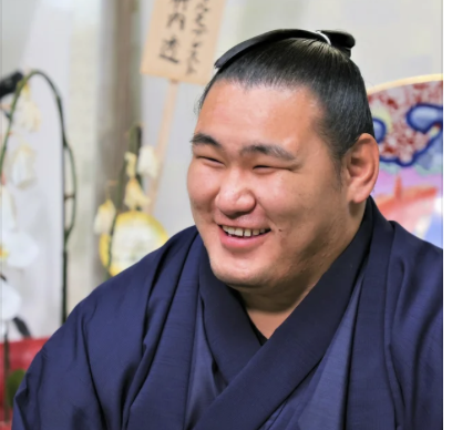 patriciajaydee's tweet photo. Ozeki Hoshoryu is often criticized, even by Hakuho, about not having a "go-to kata" and that he will never be considered a great ozeki without it--but Hoshoryu thinks differently.
"I want to prove I am strong without a kata." 
He goes on further, "Unlike Daieisho...
cont. https://t.co/Jpw2ciuGdm