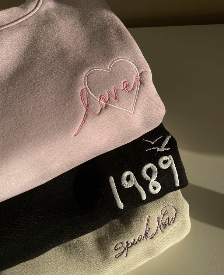 91HABITOMLIN's tweet photo. 👕 TAYLOR SWIFT MERCH GIVEAWAY!!👕

- 2 people win this set!!!!!
- must be following
- must rt and like this tweet

Ends on 10th October International!! https://t.co/KECSSAAbZy