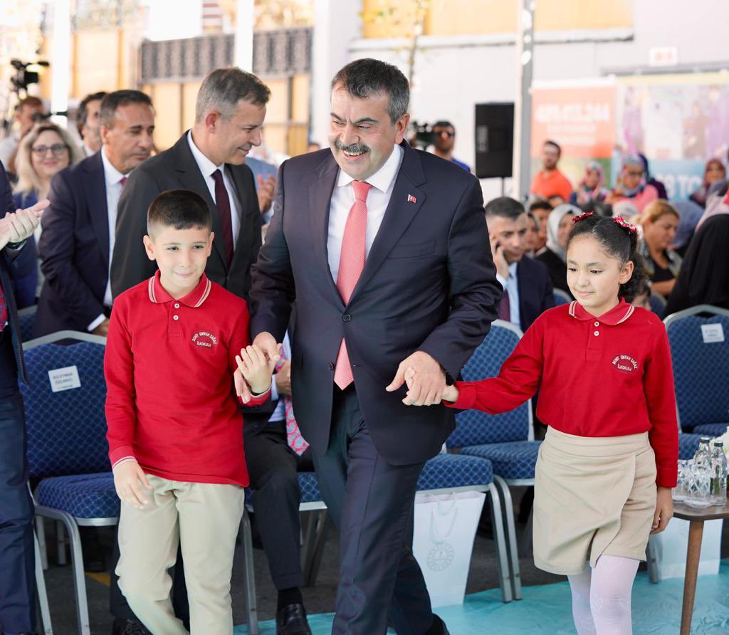 guvenpehlivan's tweet photo. Sayın Bakanımız Prof. Dr. @Yusuf__Tekin'in teşrifleriyle, en güzel oda olan, Öğretmenler Odası'nda samimi bir sohbet gerçekleştirdik. https://t.co/Jr4silpfqM