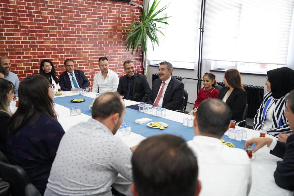 guvenpehlivan's tweet photo. Sayın Bakanımız Prof. Dr. @Yusuf__Tekin'in teşrifleriyle, en güzel oda olan, Öğretmenler Odası'nda samimi bir sohbet gerçekleştirdik. https://t.co/Jr4silpfqM