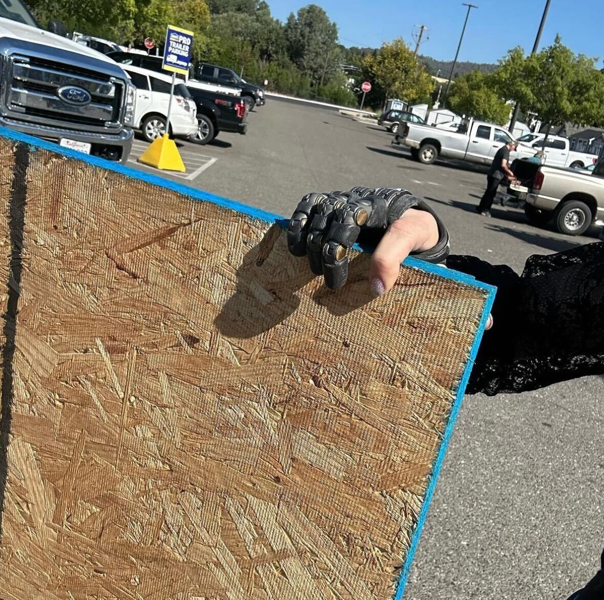 _pointdesigns_'s tweet photo. In this photo, Point Designs ambassador Angie Coe shows how she is able to use her prosthesis to manipulate and grip wooden boards for a home project! Check out her Instagram page (@bionic_angie) to see our digits in action!

#pointdesigns #pointdigit #pointdigitmini https://t.co/tMvaBVjfwh