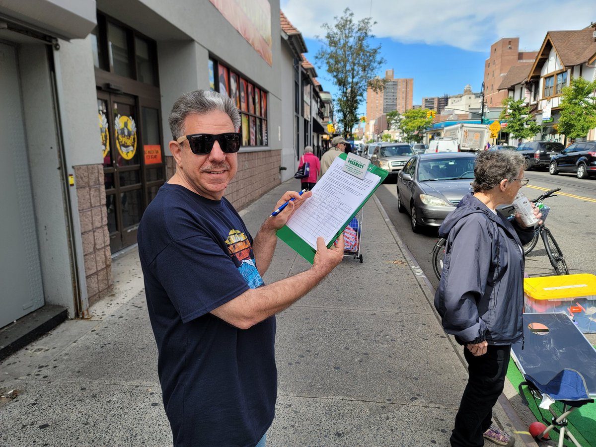 Thank you all who came out for #ParkingDay! We got a lot of signatures to #FixAustinStreet! 

And thank you @TransAlt for helping set it up!