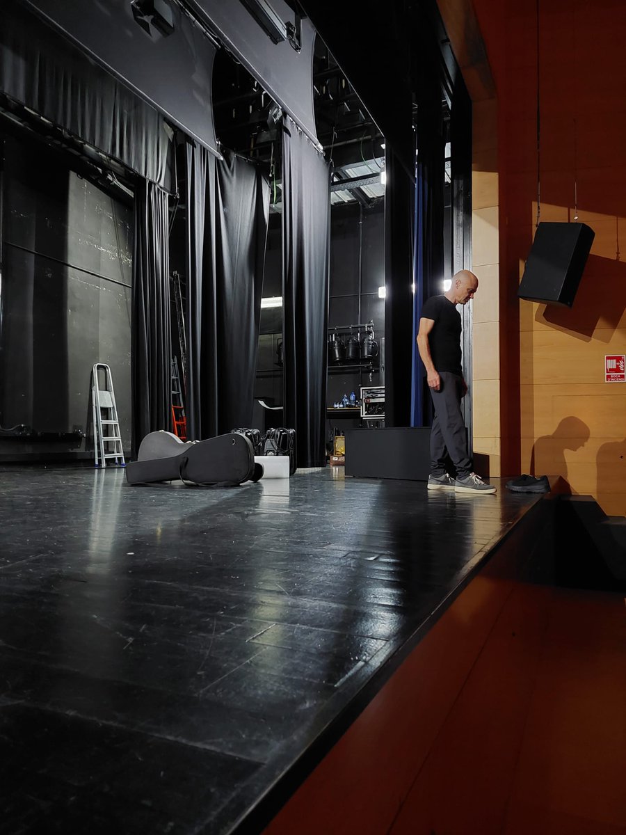 AjCastelltersol's tweet image. 👏 Marc Parrot ha finalitzat els treballs del seu darrer treball, que ahir va presentar al Mercat de Música Viva de Vic, en una residència artística al Centre Espai Escènic de #Castellterçol.

#ConsellComarcalMoianès @culturadiba @gencat #OSIC @cultura_cat