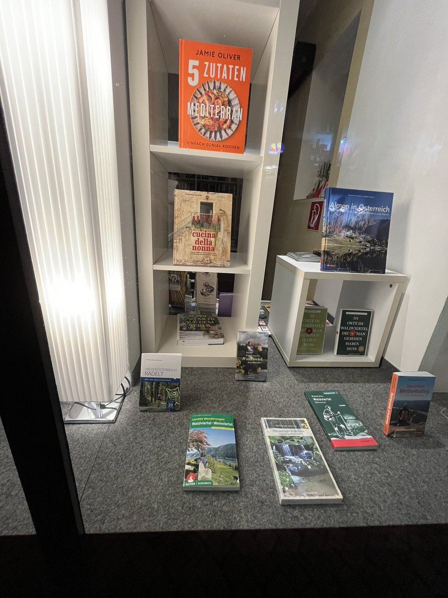 Wild_Urb's tweet photo. Da gehst du nächtens durchs waldviertlerische Gmünd… und entdeckst in der der hiesigen Buchhandlungsauslage waaaaas?
#geilgeilgeil #niederösterreichradelt https://t.co/8iSwSKnqAp