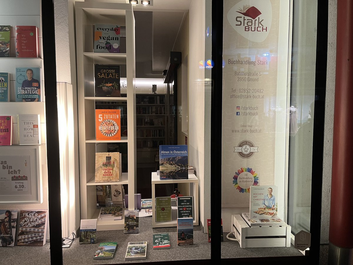Wild_Urb's tweet photo. Da gehst du nächtens durchs waldviertlerische Gmünd… und entdeckst in der der hiesigen Buchhandlungsauslage waaaaas?
#geilgeilgeil #niederösterreichradelt https://t.co/8iSwSKnqAp