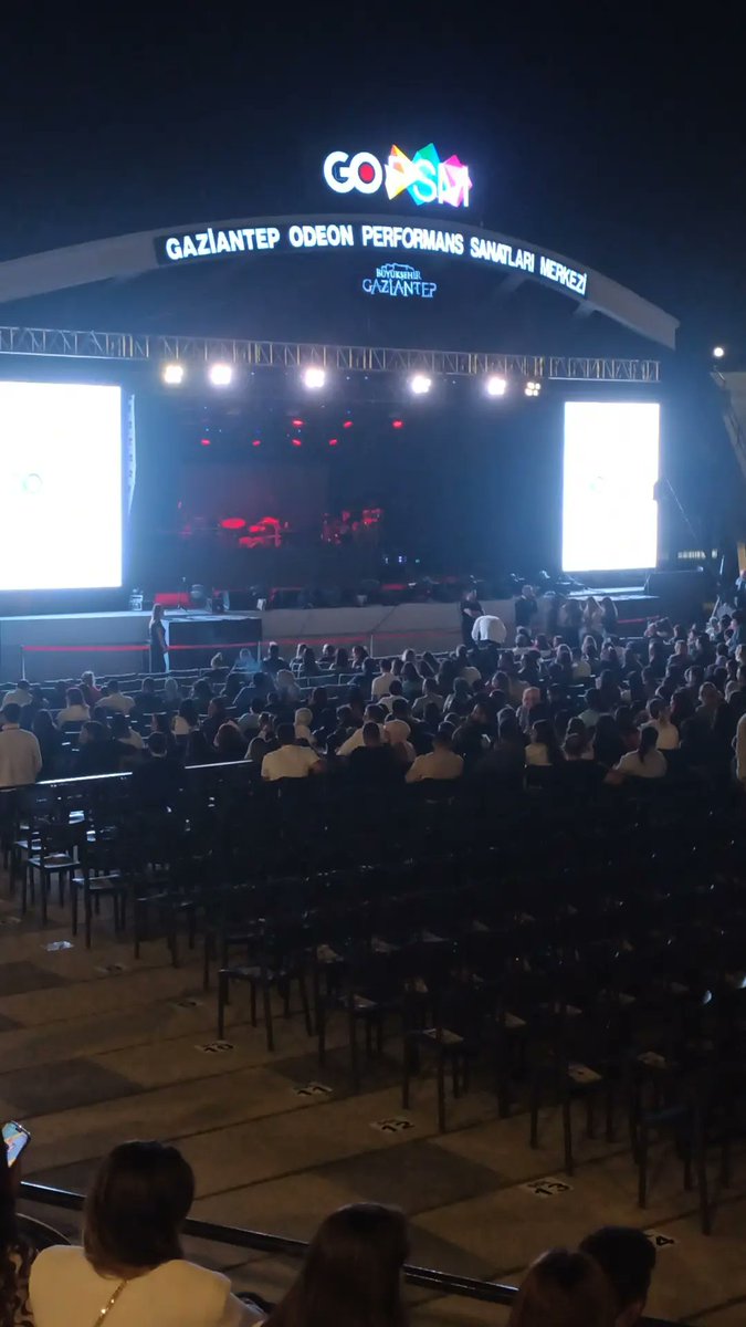 ceydaa0808's tweet photo. Hadise konserine gelen 1000 kişiden biriyim 😂😎

#gopsm
#Gaziantep 
#hadise https://t.co/mqdeqrQeEg