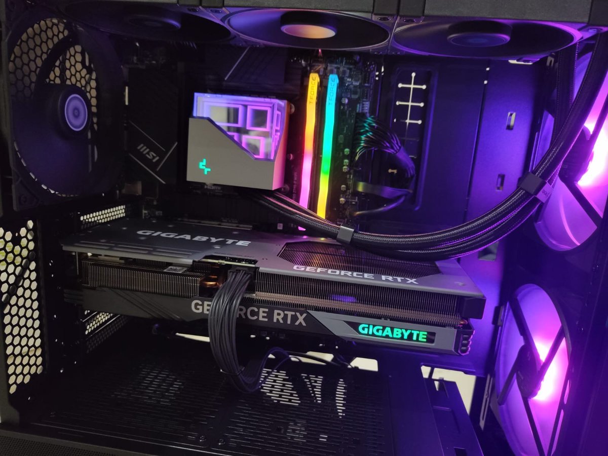 BannedPC's tweet photo. 🚫 #BannedPC 022 🚫

CPU: i7 13700K
COOLER: DeepCool LT720
MOBO: MSI Pro Z790-P WIFI
RAM: TeamGroup Delta RGB 32GB DDR5 6000MT/s
SSD: Samsung 980 Pro M.2 NVMe Gen4 - 2TB
GPU: Gigabyte RTX 4070 Ti Gaming OC
PSU: CORSAIR RM850e GOLD
CASE: Lian Li Lancool 216

9300SAR

ماشاءالله https://t.co/SCofrAkoG8