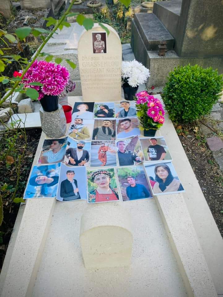 تزين ضريح  الزعيم الشهيد"د.عبدالرحمن قاسملو " بصور لشهداء ثورة"ژینا" ثورة  #مرأة_الحياة_الحرية مع بدأ شرارة الاعتصامات و الاحتجاجات في مدن الكوردية،ذلك بمناسبة سنوية الشهيدة #ژینا_أميني
حيث دعى الأحزاب الكوردية الشعب الكوردي و شعوب الإيرانية للاعتصام يوم 16من سبتمبر.
#PDKI