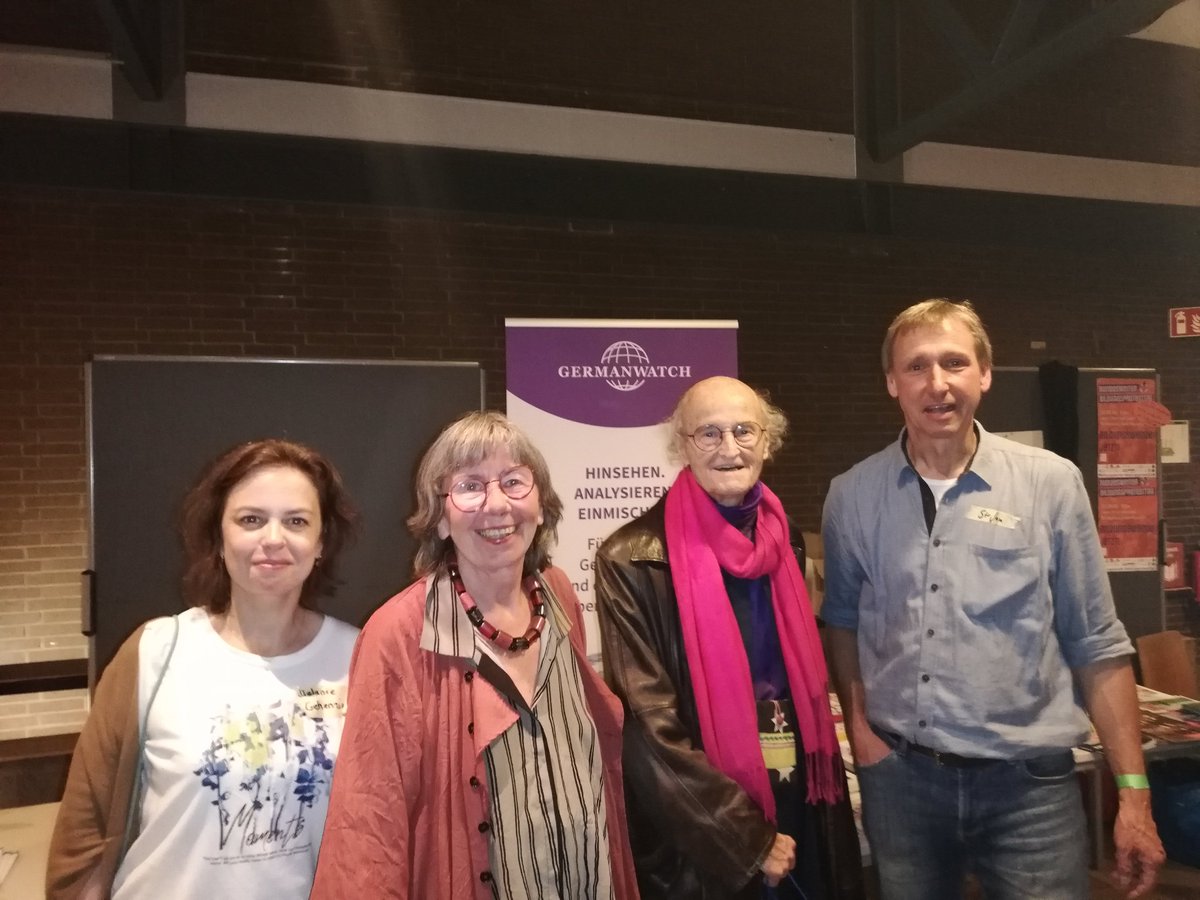 StRostock's tweet photo. Margret Rasfeld, Otto Herz, Melanie Gehenzig, Stefan Rostock. Markt der Möglichkeiten auf der #teacherstagung: "Lehrer:in sein in der Klimakrise". BNE ist transformative Bildung #BNE2030 @Germanwatch #rasfeld @Schulemussanders @bildungsprotest2023 https://t.co/Gm3MawQLqx