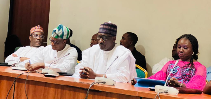 voiceofnigeria's tweet image. 💼 Mele Kyari, CEO of Nigeria National Petroleum Company Limited, reports that NNPC Retails Limited boasts of an extensive network of over 900 fuel stations nationwide and recorded a profit of 18.4 billion Naira in Q1 2023. 🛢️🇳🇬 #NNPC #FuelRetail #Q1Profit