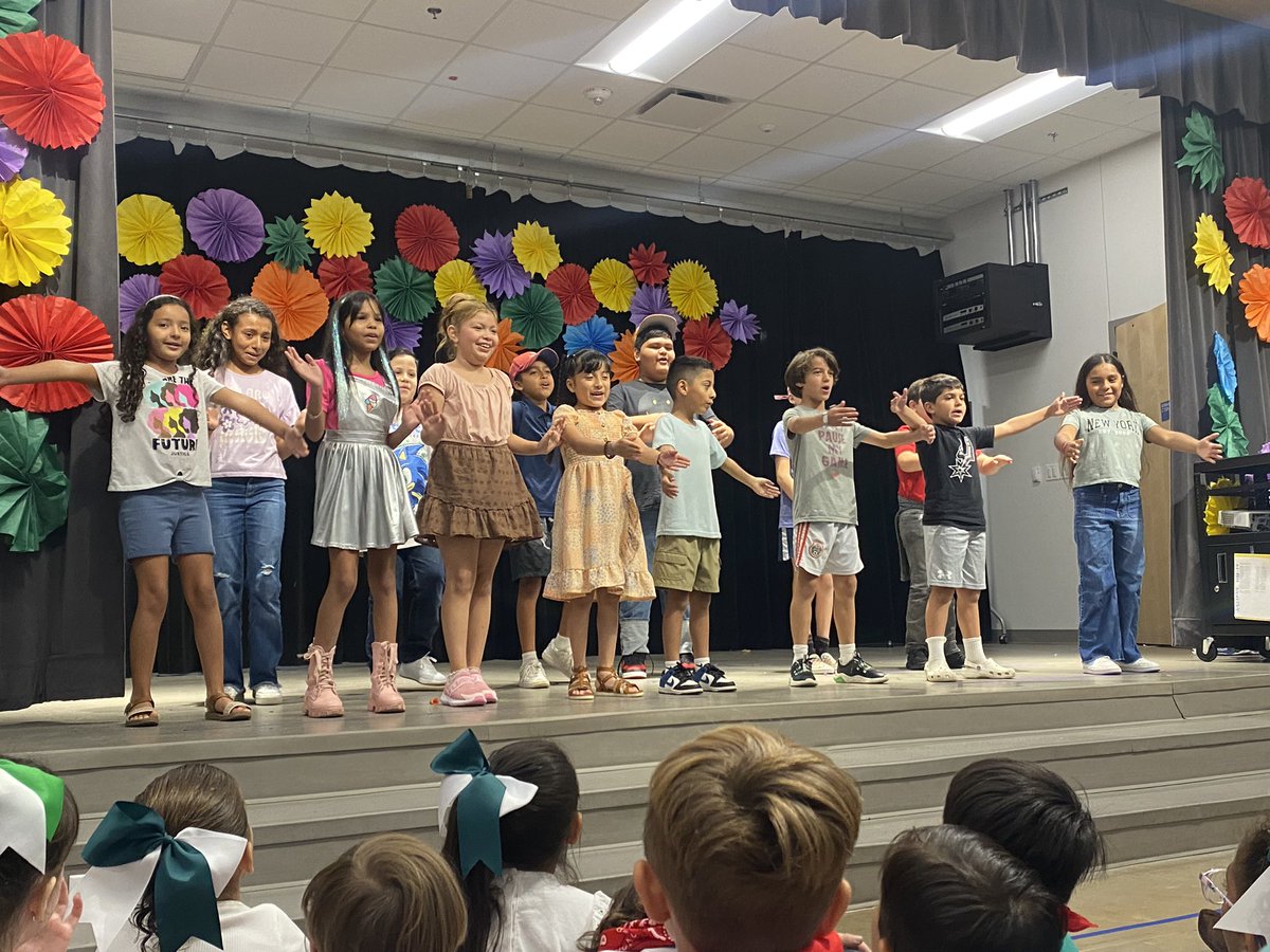 marisol_rosser's tweet photo. Last night we held our annual Dual Language Night!! Grades PK - 5th performed and families enjoyed delicious homemade Latin foods. ❤️💚🤍 https://t.co/RMdkADNLr8