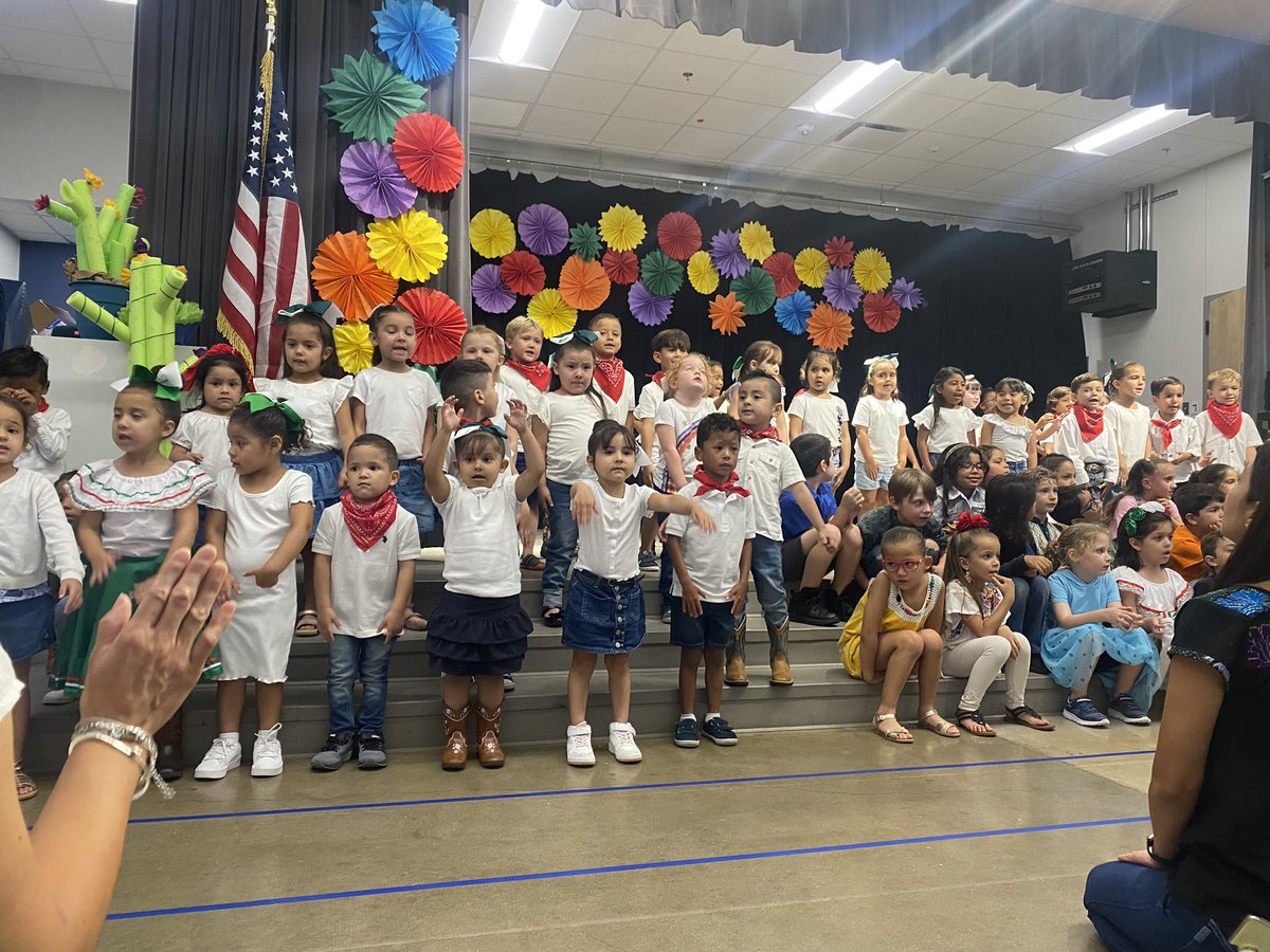 marisol_rosser's tweet photo. Last night we held our annual Dual Language Night!! Grades PK - 5th performed and families enjoyed delicious homemade Latin foods. ❤️💚🤍 https://t.co/RMdkADNLr8