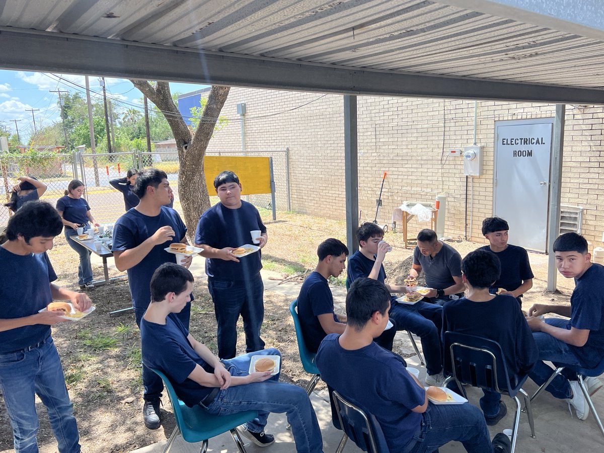 DJGaleana7's tweet photo. Having a wonderful time at our Friday afternoon cookout prepared and served by our students. #socialskills #foodhandlerslicense #IandGCenter #Owlitude #SSMESS #DistrictofChampions @gutiexfer @McAllenISD https://t.co/pKUZnwjQjb