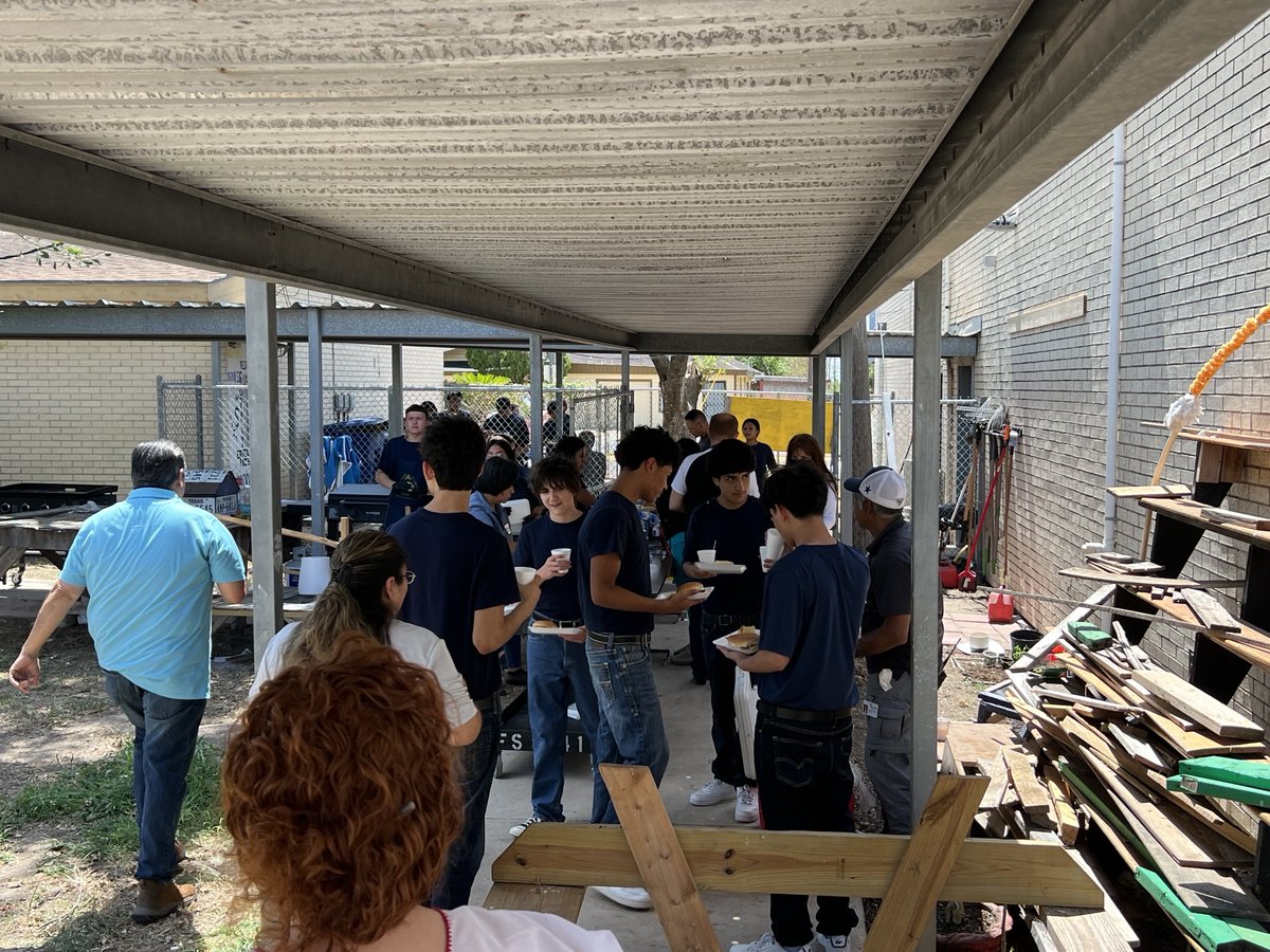 DJGaleana7's tweet photo. Having a wonderful time at our Friday afternoon cookout prepared and served by our students. #socialskills #foodhandlerslicense #IandGCenter #Owlitude #SSMESS #DistrictofChampions @gutiexfer @McAllenISD https://t.co/pKUZnwjQjb