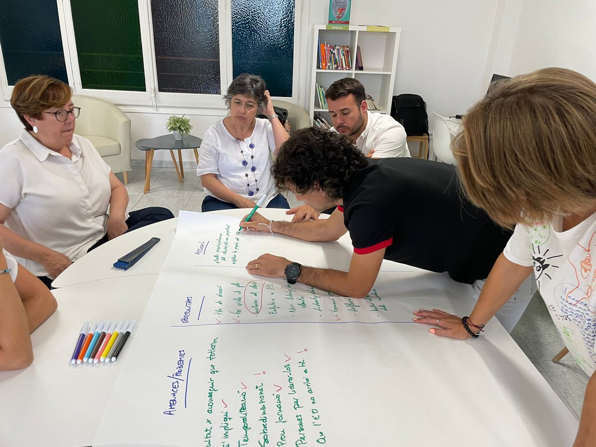 lid_barcelona's tweet photo. Liderar el canvi per millorar l'aprenentatge dels alumnes! Les comunitats de líders s'han reunit avui: molts éxits i moltes ganes de liderar! Programa LID @formacio_FECC  Gràcies a l'equip de facilitadors @subimontse @xevisalvador #lideratgeeducatiu https://t.co/BsqBEYD8q0