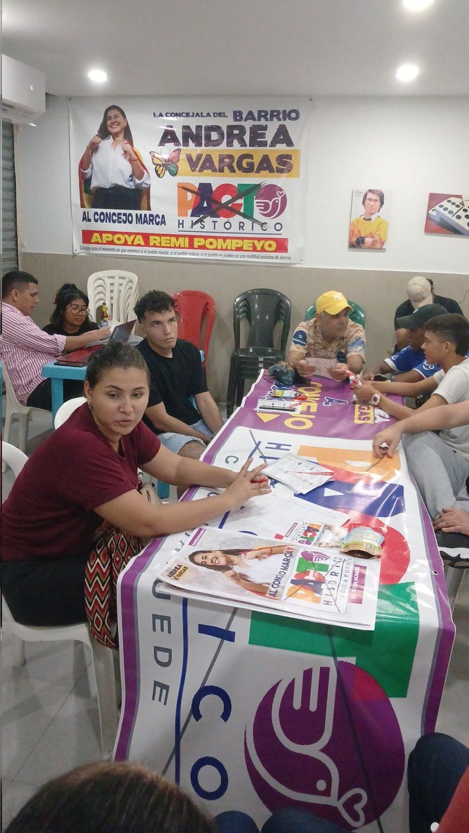 RP_Abogado's tweet photo. @AndreavargasBAQ joven que recoge las voces del ciudadano de a pie, ese que se duele del desamparo del establecimiento, de las migajas de las elites que se apropiaron de los sueños de muchos barranquilleros. 

Vota PACTO HISTORICO. https://t.co/I6Bi9GyykM