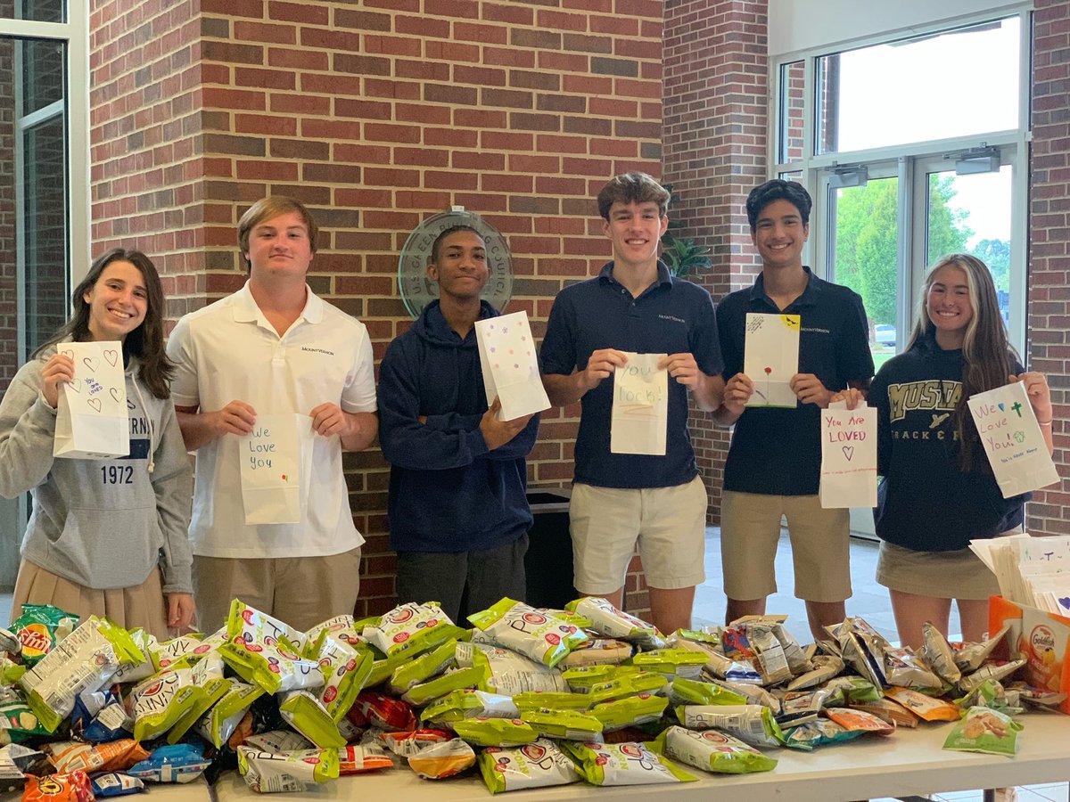 SheldonStaples's tweet photo. So much fun joining Upper School students in decorating & filling snack bags for #AtlantaMission @TheMVSchool https://t.co/NeKzJ85o4s