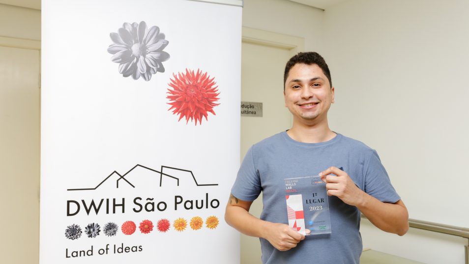 A edição 2023 do @FallingWallsLab Brazil já tem seu vencedor: Denis Tavares da Silva, da <a href="/FatecOurinhos/">Fatec Ourinhos</a> (SP), que desenvolveu uma plataforma web que usa aprendizado de máquina para detectar notícias falsas. O prêmio: uma viagem para a Alemanha! Saiba mais: bit.ly/468bffc