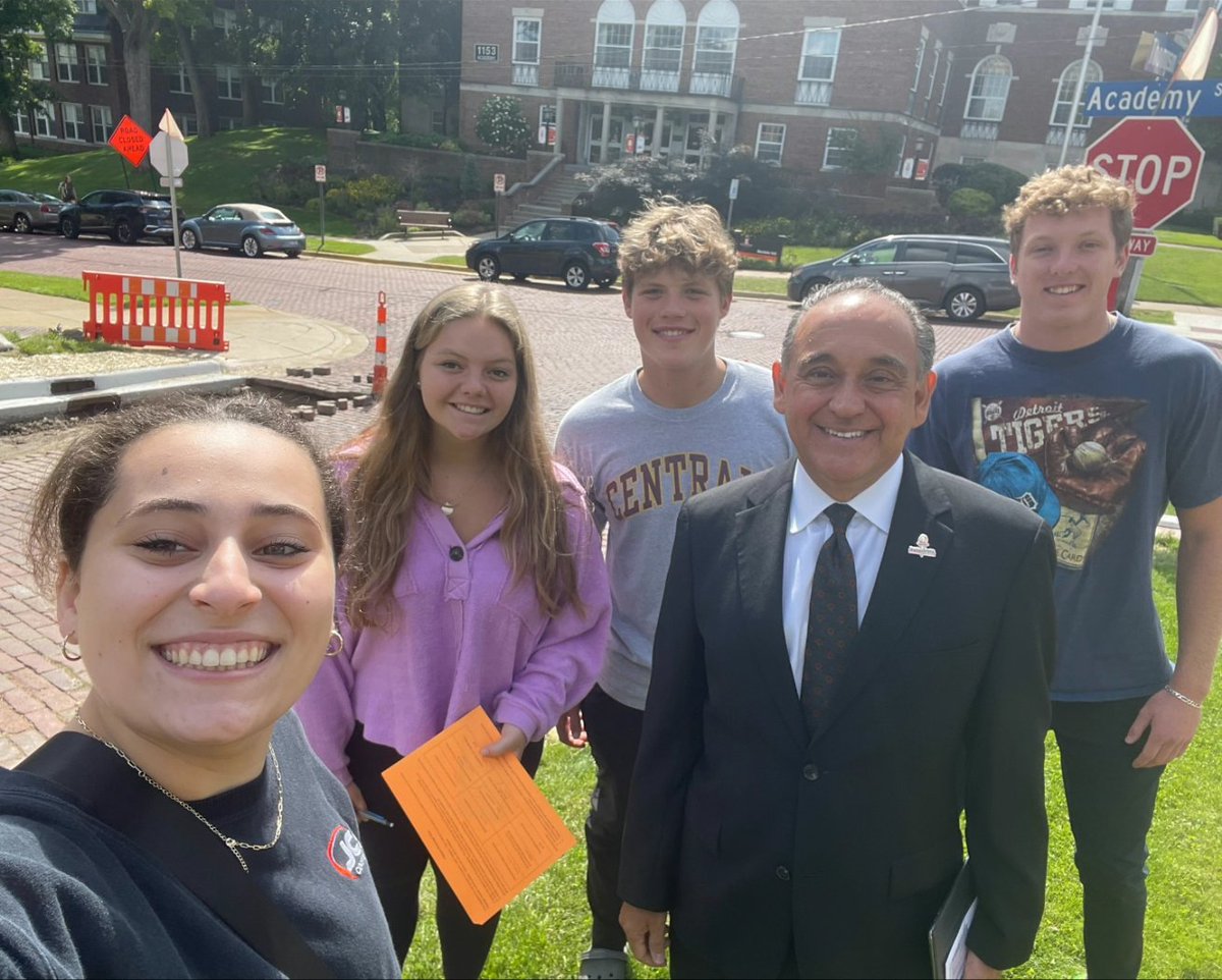 SallyJWRead's tweet photo. Thanks to @KPrez18 for being such a good sport while my First Year Seminar students did a campus scavenger hunt today! Their assignment was to find locations where they can study, get help, be social, creative, active, and inspired, and places others may not know about yet. https://t.co/S7lKtkhu7r
