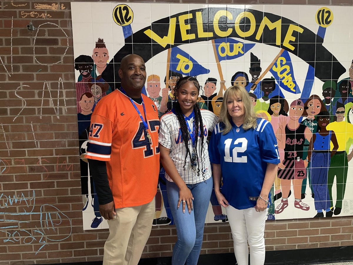 DHutchSC's tweet photo. It was a great week! I hosted events each day for National Suicide Prevention Week. Students showed their support &amp; learned how they could spark conversations surrounding mental health. We all left each other POSITIVE messages &amp; wore jerseys to TEAM up against suicide. #TeamIPS https://t.co/lgXrfuK6uV