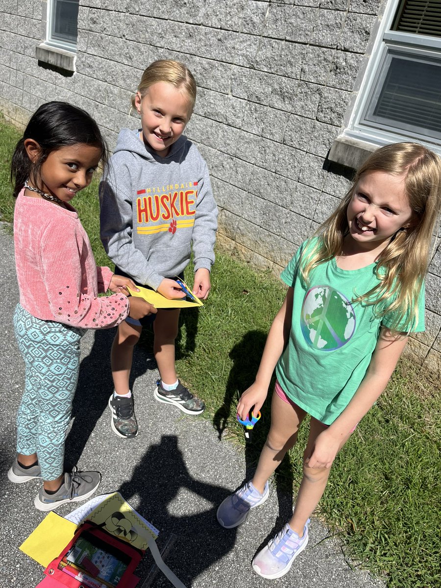 First S.T.E.M activity as third graders…who can build the longest paper chains?⛓️ #collaboration #teamwork #STEM #HappyHillendale