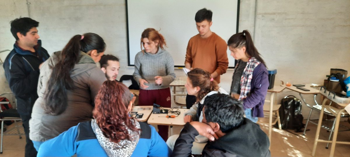 CeficTierra's tweet image. Laboratorio Campesino junto a la #FCEN @UNCUYO  construimos el pH Electrode E201-BNC. Seguimos construyendo conocimiento socialmente transformador. #Agroecologia #Arraigo #EducacionPublica #Alternancia