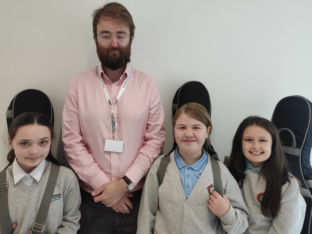 GarnockPrimary's tweet image. Three happy girls with their new cellos and music instructor Mr Costar. Happy practising! 
@NACmusicservice 
#learninganinstrument
#superstrings
@GarnockCampus