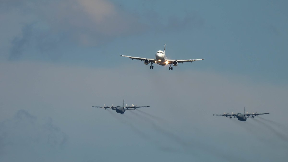 EHEH_Spotter's tweet photo. #FalconLeap2023 

🇳🇱RNLAF C-130h G-988 &amp; G-275 #ROGUE01/04

overhead 'Transavia A320 #TRA4E 9H-AMP' break 😉

#NLspot https://t.co/DRsrd2Sxg8