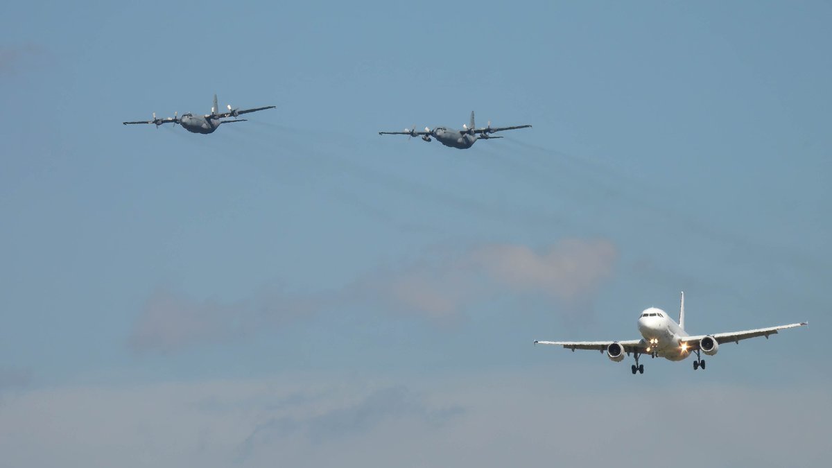 EHEH_Spotter's tweet photo. #FalconLeap2023 

🇳🇱RNLAF C-130h G-988 &amp; G-275 #ROGUE01/04

overhead 'Transavia A320 #TRA4E 9H-AMP' break 😉

#NLspot https://t.co/DRsrd2Sxg8
