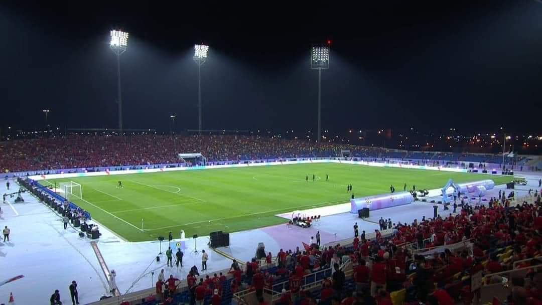 ده مش ف مصر ولا القاهرة... ده ف السعودية ومش ف المدن الأشهر في السعودية اللى هي فيها عدد كبير من المصرين،  لأ ده في الطائف والجمهور مكتسح الملعب... يابخت الأهلي بجمهوره وشغف جمهوره وحب جمهوره♥