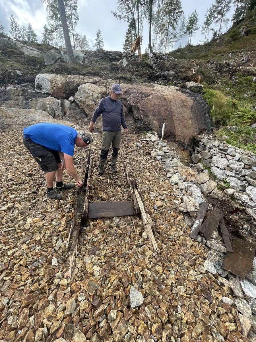 Når vi finner restene etter et vannhjul fra 1770-årene bare et par dager før vi skal vise frem området er gleden stor 🤩 Bli med på tur på søndag da vel:

blaa.no/arrangement/vi…