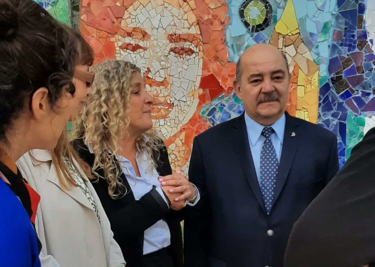 tauberfernando's tweet photo. Arte, memoria y futuro, a 47 años de la Noche de los Lápices. El emotivo mural mosaico realizado en la fachada del @bbaunlp por cientos de estudiantes de 5° y 6° año nos recuerda que, ayer y hoy, los jóvenes son el motor de la lucha por más democracia y más derechos para todos https://t.co/T7vmnNaS6k