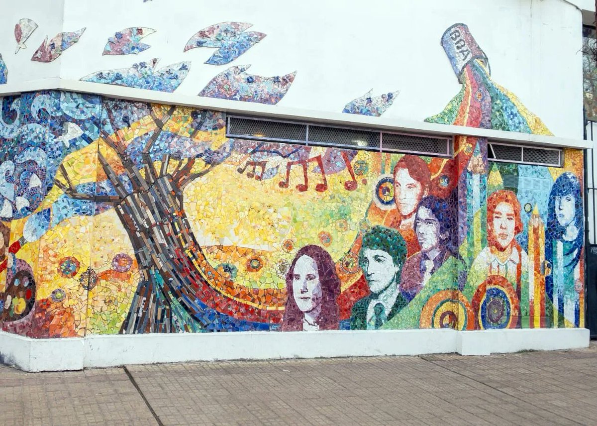 Arte, memoria y futuro, a 47 años de la Noche de los Lápices. El emotivo mural mosaico realizado en la fachada del <a href="/bbaunlp/">Bachillerato de Bellas Artes UNLP</a> por cientos de estudiantes de 5° y 6° año nos recuerda que, ayer y hoy, los jóvenes son el motor de la lucha por más democracia y más derechos para todos
