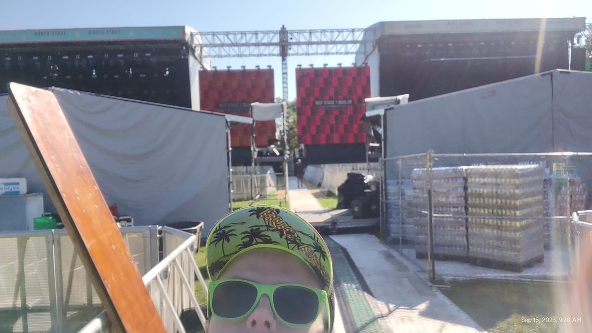 VOArockers's tweet photo. Going to Riot Fest? Hit up our Guitar player Ty ty in between the two main stages for your thirst needs. (the one with green hair). And Catch us Sunday Closing out Reggies so you can catch us after Riot Fest w/ Escape From the Zoo (fat wreck/days n daze) directly before us! https://t.co/r4YSHEcMKy