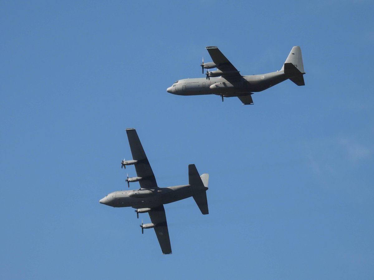 EHEH_Spotter's tweet photo. #FalconLeap2023 

🇳🇱RNLAF C-130h G-988 &amp; G-275 #ROGUE01/04

overhead 'Transavia A320 #TRA4E 9H-AMP' break 😉

#NLspot https://t.co/DRsrd2Sxg8