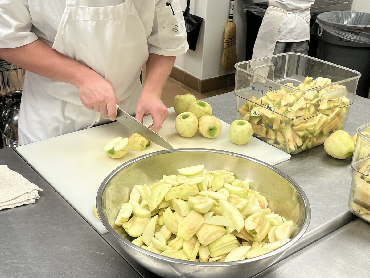 800 bratwurst, 300 black bean burgers, 12 bushels of apples, and 700 lbs of sweet potatoes later, the CACC culinary students have prepared enough food to feed 2,000 attendees of the 14th annual CCUA Harvest Hootenanny! More info on how to attend here:
columbiaurbag.networkforgood.com/events/58398-1…