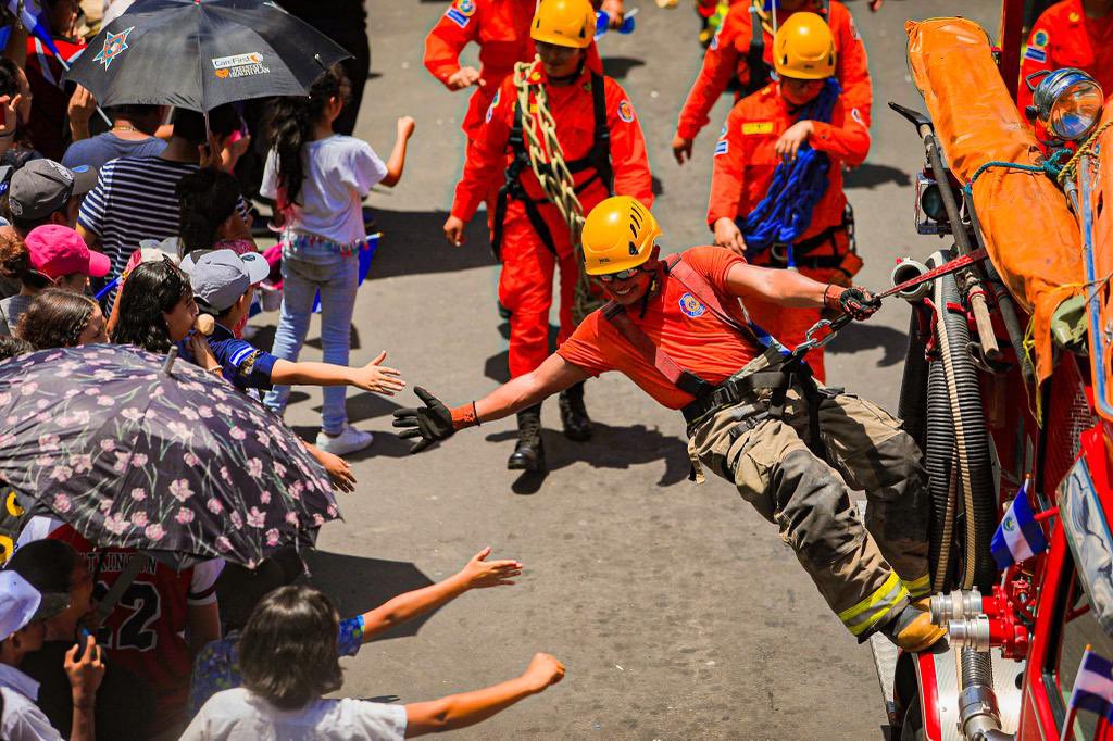El Cuerpo de <a href="/BomberosSV/">Bomberos El Salvador 🧑‍🚒🚒🇸🇻</a> se hace presente para celebrar que #ElSalvadorRenace en el Desfile de Independencia. 🧑🏻‍🚒🇸🇻👨🏻‍🚒

Una noble institución que por años estuvo en el abandono a pesar de su heroico trabajo arriesgando su vida por la de los salvadoreños en terremotos, inundaciones