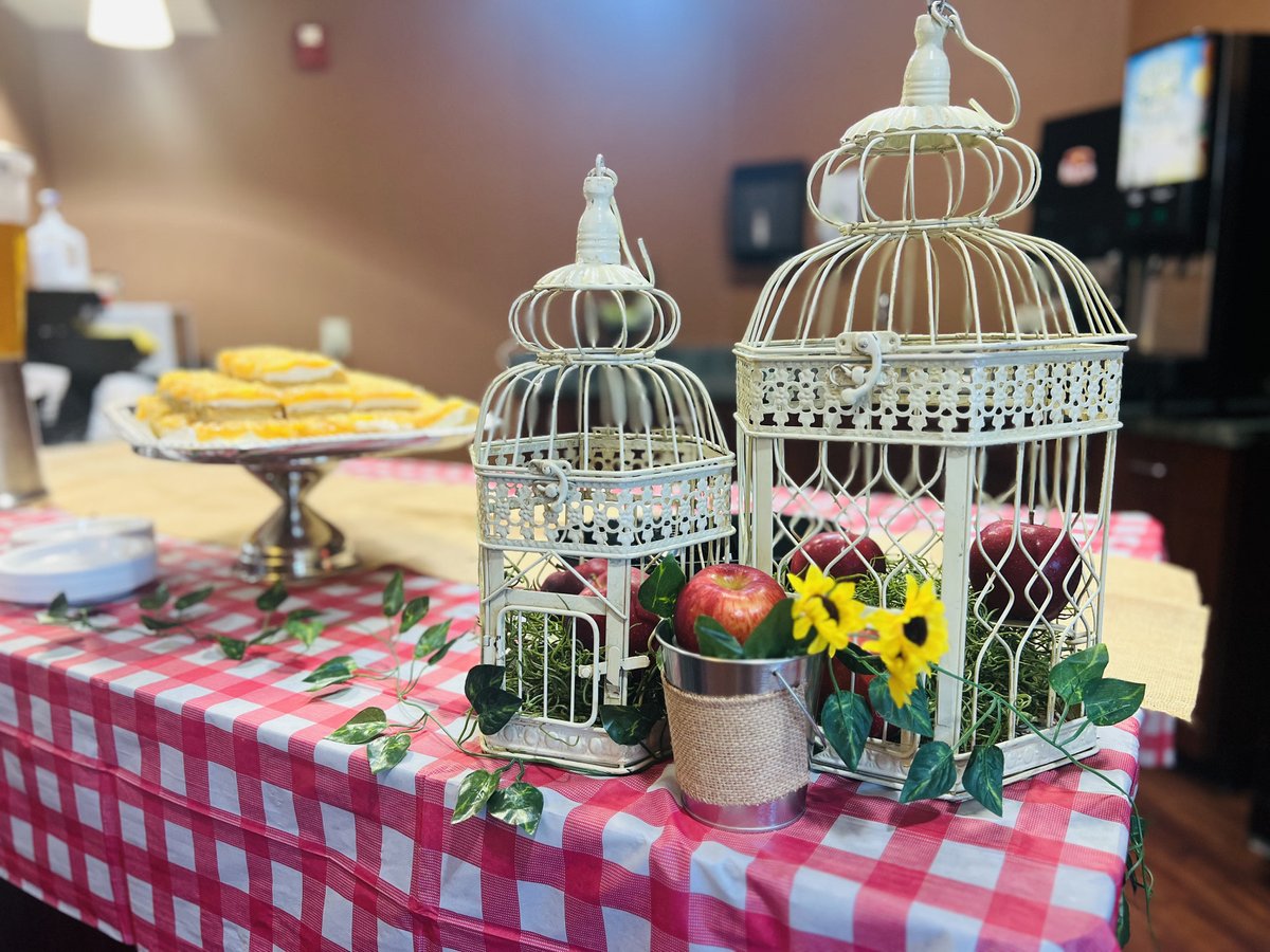 CreasySpringsHC's tweet photo. We APPLE-y celebrated an orchard themed Happy Hour. We are party people at our CORE. How do you like dem apples!? 🍎🍎🍎 https://t.co/IQLAb8jWRy