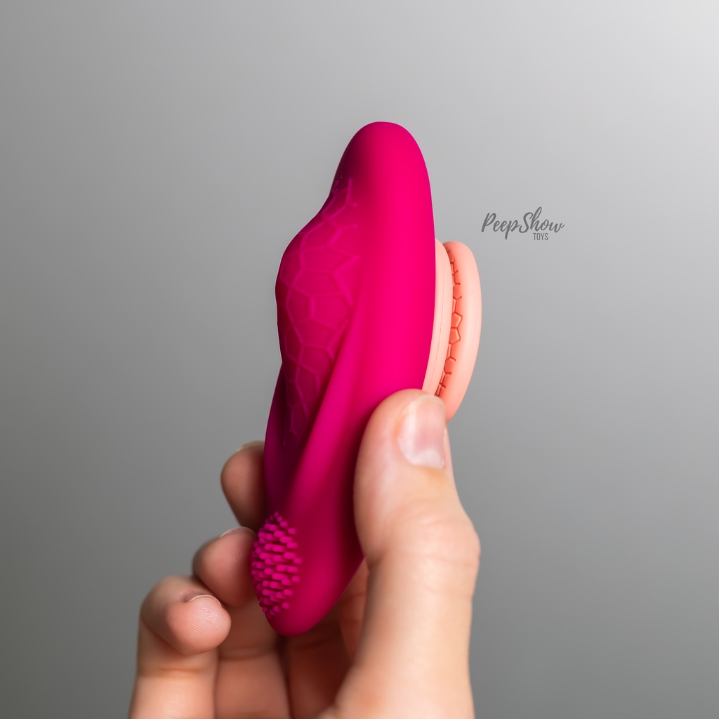 Wearable Pleasure 💦 💖 Foxy is made of body-safe silicone, Foxy is waterproof and USB rechargeable. It includes a magnetic clip to attach to underwear: Place the Foxy vibe inside, resting against your clitoris and vulva. Available Now: peepshowtoys.com/products/foxy-…